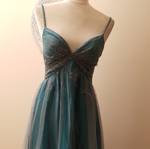 Gorgeous spaghetti strap gown - Picture 4 of 4